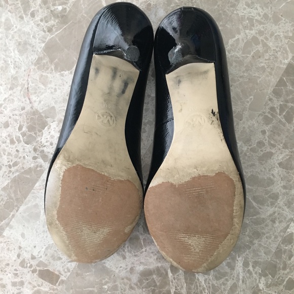 Michael Kors black rounded toe pumps - Picture 3 of 5